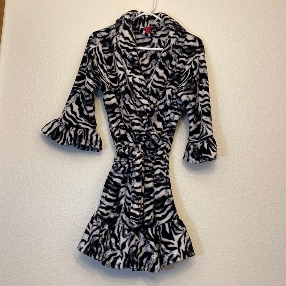 Hotkiss, Hot Kiss, animal print robe, woman’s small